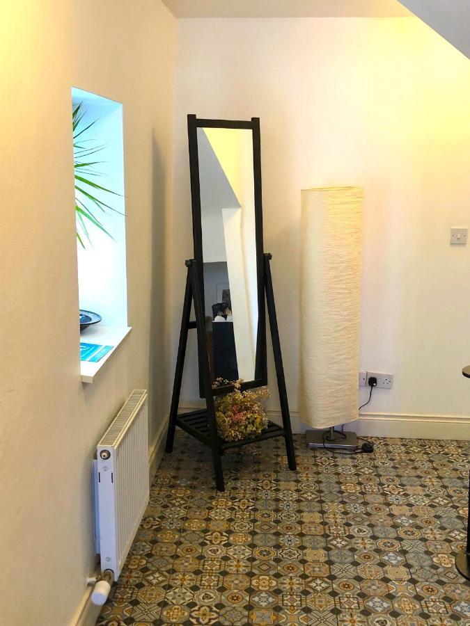 Dingle Garden Townhouse Bed and Breakfast Εξωτερικό φωτογραφία A floor standing mirror