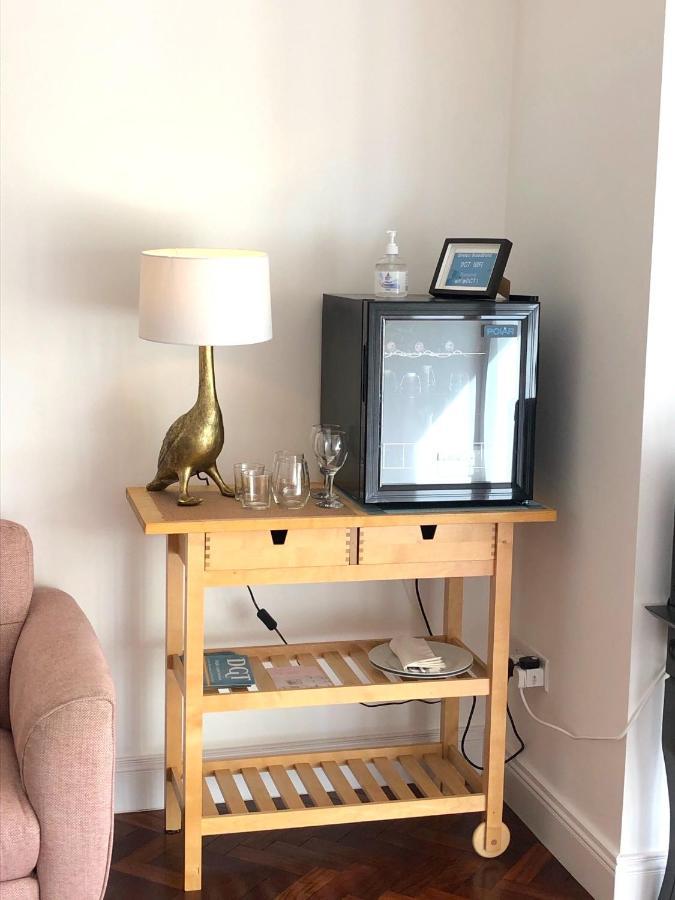 Dingle Garden Townhouse Bed and Breakfast Εξωτερικό φωτογραφία A mini-fridge in a hotel room