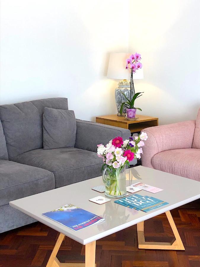 Dingle Garden Townhouse Bed and Breakfast Εξωτερικό φωτογραφία A living room with a coffee table