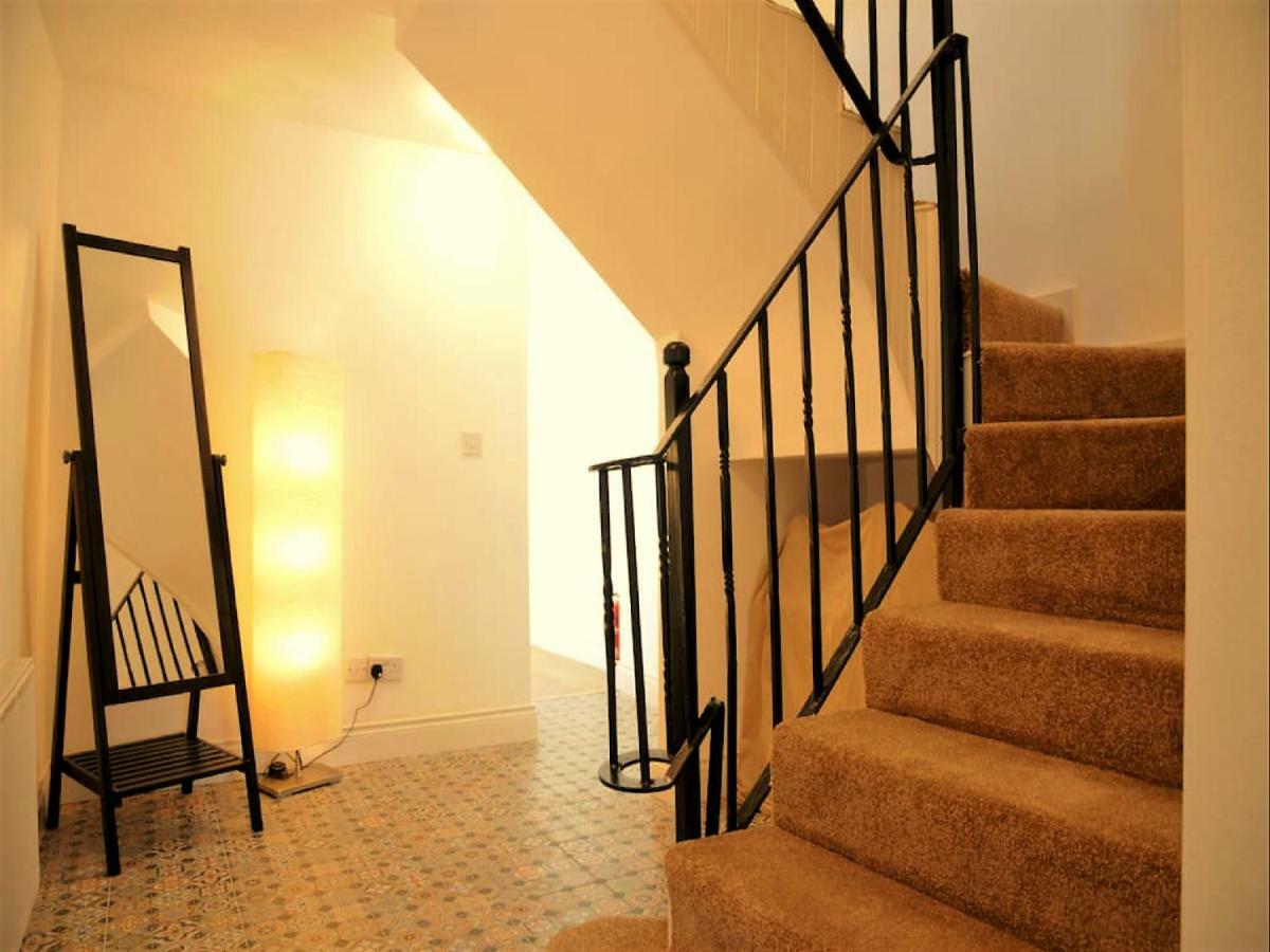 Dingle Garden Townhouse Bed and Breakfast Εξωτερικό φωτογραφία A staircase with a handrail