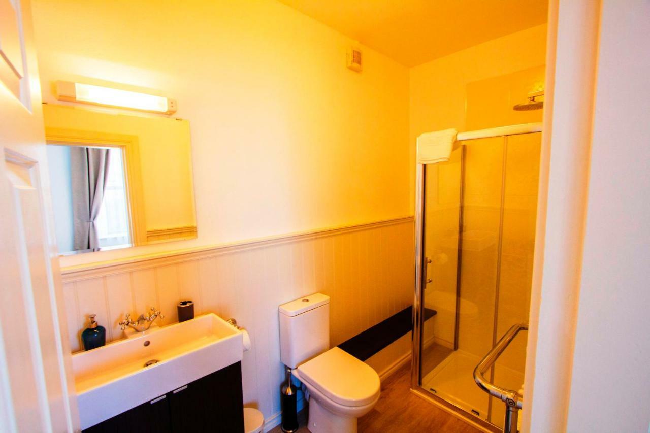 Dingle Garden Townhouse Bed and Breakfast Εξωτερικό φωτογραφία A typical bathroom in a student house
